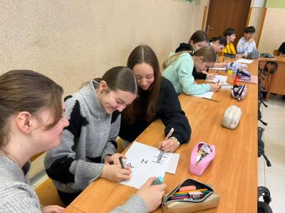 Uczniowie biorący udział w lekcji online