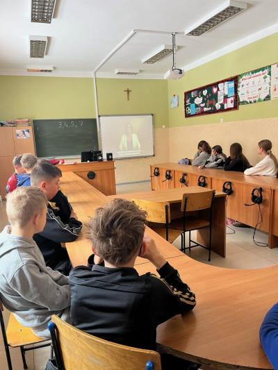 Uczniowie biorący udział w lekcji online