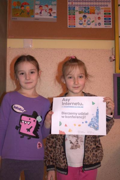 Uczniowie klasy pierwszej biorą udział w zajęciach „Asy Internetu”, podczas których poznają zasady bezpiecznego korzystania z internetu