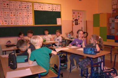 Uczniowie klasy pierwszej biorą udział w zajęciach „Asy Internetu”, podczas których poznają zasady bezpiecznego korzystania z internetu