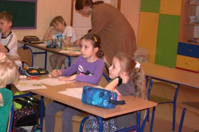 Uczniowie klasy pierwszej biorą udział w zajęciach „Asy Internetu”, podczas których poznają zasady bezpiecznego korzystania z internetu