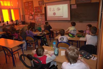 Uczniowie klasy pierwszej biorą udział w zajęciach „Asy Internetu”, podczas których poznają zasady bezpiecznego korzystania z internetu