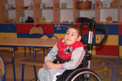 Uczniowie klasy pierwszej biorą udział w zajęciach „Asy Internetu”, podczas których poznają zasady bezpiecznego korzystania z internetu