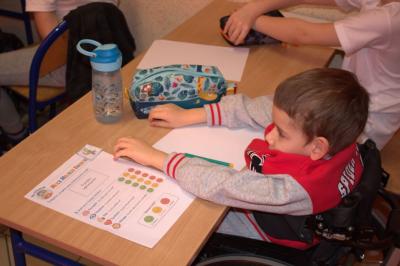 Uczniowie klasy pierwszej biorą udział w zajęciach „Asy Internetu”, podczas których poznają zasady bezpiecznego korzystania z internetu