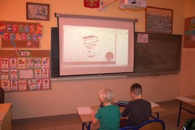 Uczniowie klasy pierwszej biorą udział w zajęciach „Asy Internetu”, podczas których poznają zasady bezpiecznego korzystania z internetu