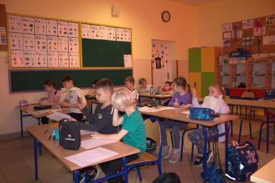 Uczniowie klasy pierwszej rysują swojego bohatera oraz wskazują jego mocne strony podczas zajęć.