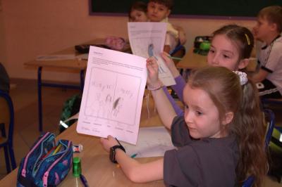 Uczniowie klasy pierwszej biorą udział w zajęciach „Asy Internetu”, podczas których poznają zasady bezpiecznego korzystania z internetu