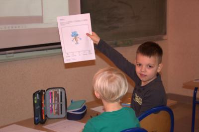 Uczniowie klasy pierwszej biorą udział w zajęciach „Asy Internetu”, podczas których poznają zasady bezpiecznego korzystania z internetu