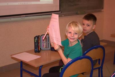 Uczniowie klasy pierwszej rysują swojego bohatera oraz wskazują jego mocne strony podczas zajęć.