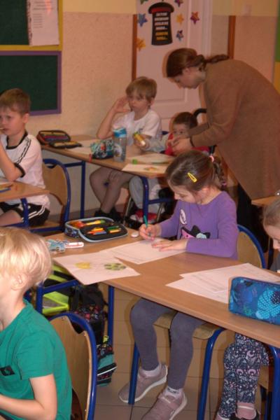 Uczniowie klasy pierwszej rysują swojego bohatera oraz wskazują jego mocne strony podczas zajęć.