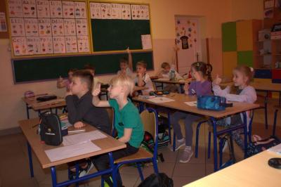 Uczniowie klasy pierwszej rysują swojego bohatera oraz wskazują jego mocne strony podczas zajęć.