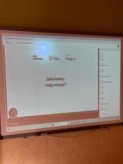 widok na ekran z materiałami multimedialnymi