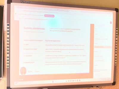 widok na ekran z materiałami multimedialnymi