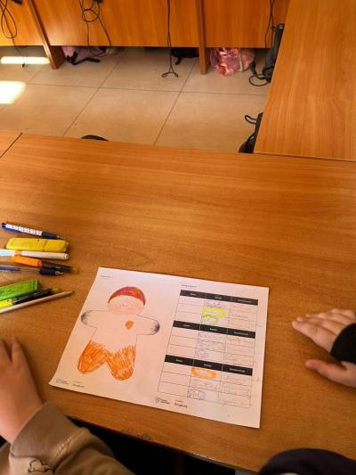 widok na ekran z materiałami multimedialnymi