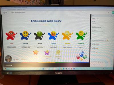 widok na ekran z materiałami multimedialnymi