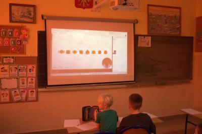 Zadanie rozwijające spostrzegawczość oraz umiejętność kojarzenia bohaterów z ich charakterystycznym wyglądem