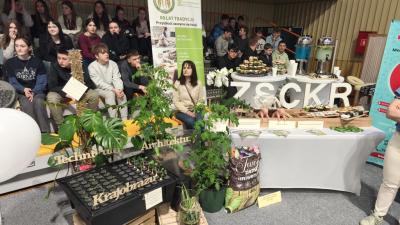 Udział młodzieży w XXI Targach Edukacyjnych - stanowiska poszczególnych szkół i pracodawców.