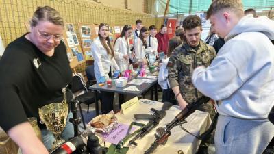 Udział młodzieży w XXI Targach Edukacyjnych - stanowiska poszczególnych szkół i pracodawców.