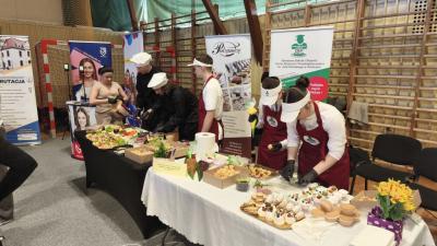 Udział młodzieży w XXI Targach Edukacyjnych - stanowiska poszczególnych szkół i pracodawców.