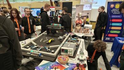 Udział młodzieży w XXI Targach Edukacyjnych - stanowiska poszczególnych szkół i pracodawców.