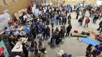 Udział młodzieży w XXI Targach Edukacyjnych - stanowiska poszczególnych szkół i pracodawców.