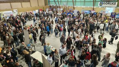 Udział młodzieży w XXI Targach Edukacyjnych - stanowiska poszczególnych szkół i pracodawców.