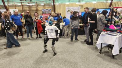 Udział młodzieży w XXI Targach Edukacyjnych - stanowiska poszczególnych szkół i pracodawców.