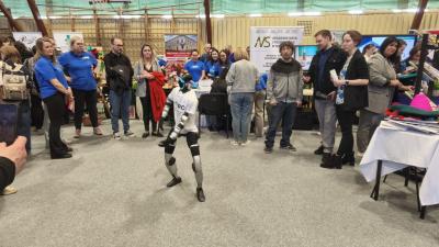 Udział młodzieży w XXI Targach Edukacyjnych - stanowiska poszczególnych szkół i pracodawców.