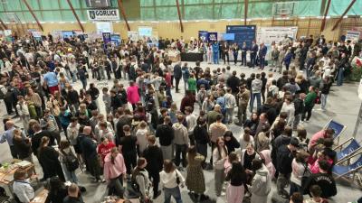 Udział młodzieży w XXI Targach Edukacyjnych - stanowiska poszczególnych szkół i pracodawców.