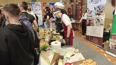 Udział młodzieży w XXI Targach Edukacyjnych - stanowiska poszczególnych szkół i pracodawców.