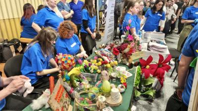 Udział młodzieży w XXI Targach Edukacyjnych - stanowiska poszczególnych szkół i pracodawców.