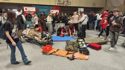 Udział młodzieży w XXI Targach Edukacyjnych - stanowiska poszczególnych szkół i pracodawców.