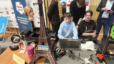 Udział młodzieży w XXI Targach Edukacyjnych - stanowiska poszczególnych szkół i pracodawców.