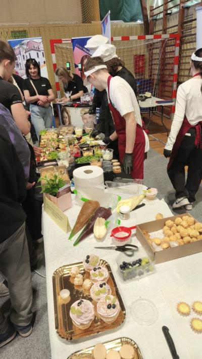 Udział młodzieży w XXI Targach Edukacyjnych - stanowiska poszczególnych szkół i pracodawców.