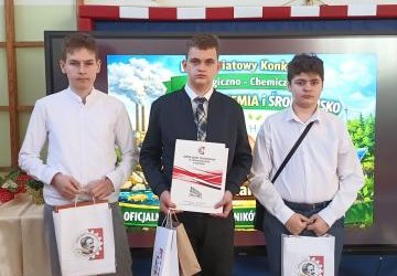 Na zdjęciu uczestnicy konkursu z klasy 8b,którzy reprezentowali ZSP w Libuszy na konkursie.  Chłopcy trzymają w rękach otrzymane nagrody.