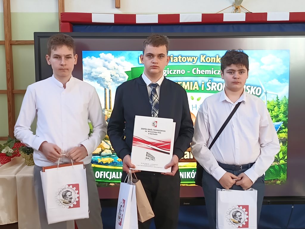 Na zdjęciu uczestnicy konkursu z klasy 8b,którzy reprezentowali ZSP w Libuszy na konkursie.  Chłopcy trzymają w rękach otrzymane nagrody.