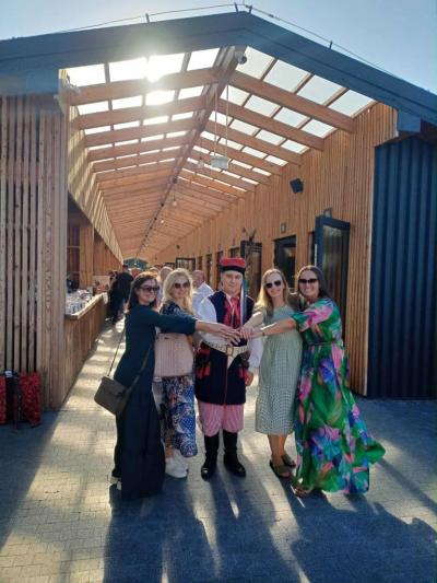 Koordynator polski i słowacji Programu Generacja V4 wraz z uczestnikami Jarmarku w Bieczu