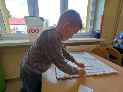 Uczeń wykonujący zadanie na platformie z wykorzystaniem gotowego wzorca geoplanu (10).jpg