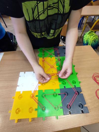 Uczeń wykonujący zadanie na platformie z wykorzystaniem gotowego wzorca geoplanu