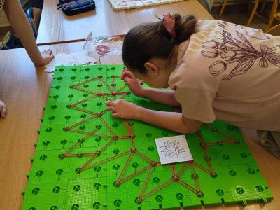 Uczeń wykonujący zadanie na platformie z wykorzystaniem gotowego wzorca geoplanu