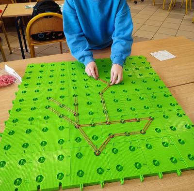 Uczeń wykonujący zadanie na platformie z wykorzystaniem gotowego wzorca geoplanu