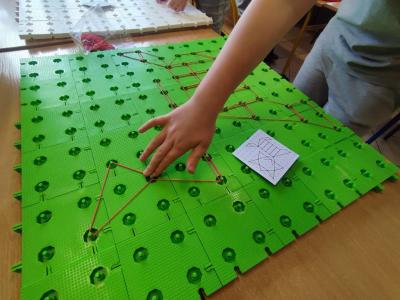 Uczeń wykonujący zadanie na platformie z wykorzystaniem gotowego wzorca geoplanu