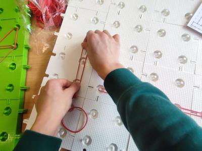 Uczeń wykonujący zadanie na platformie z wykorzystaniem gotowego wzorca geoplanu (8).jpg