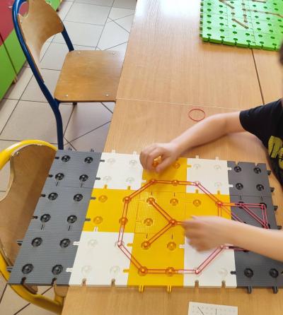 Uczeń wykonujący zadanie na platformie z wykorzystaniem gotowego wzorca geoplanu (9).jpg