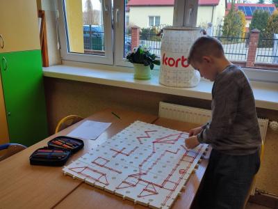 Uczeń wykonujący zadanie na platformie z wykorzystaniem gotowego wzorca geoplanu.jpg