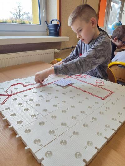 Uczniowie w trakcie pracy na geoplanach (1).jpg