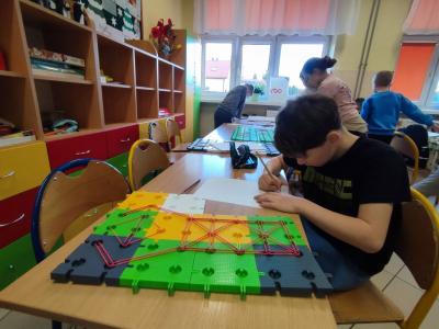 Uczniowie w trakcie pracy na geoplanach (2).jpg