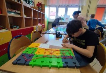 Uczniowie w trakcie pracy na geoplanach