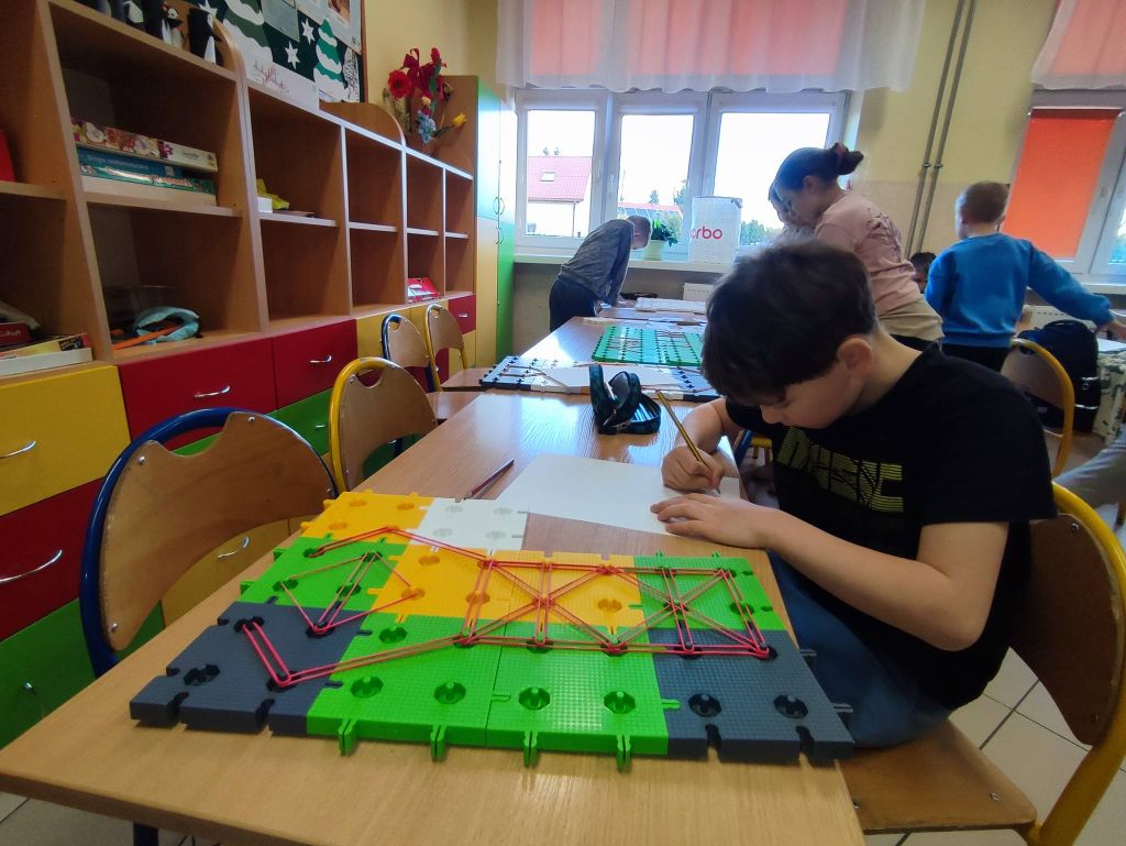 Uczniowie w trakcie pracy na geoplanach