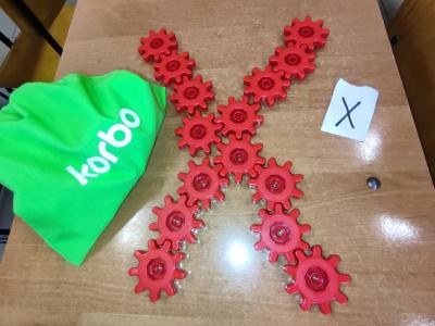 Uczniowie pracujący na klockach Korbo z wykozrystaniem cyfr rzymskich wykorzystanych do budowy planszy zegara